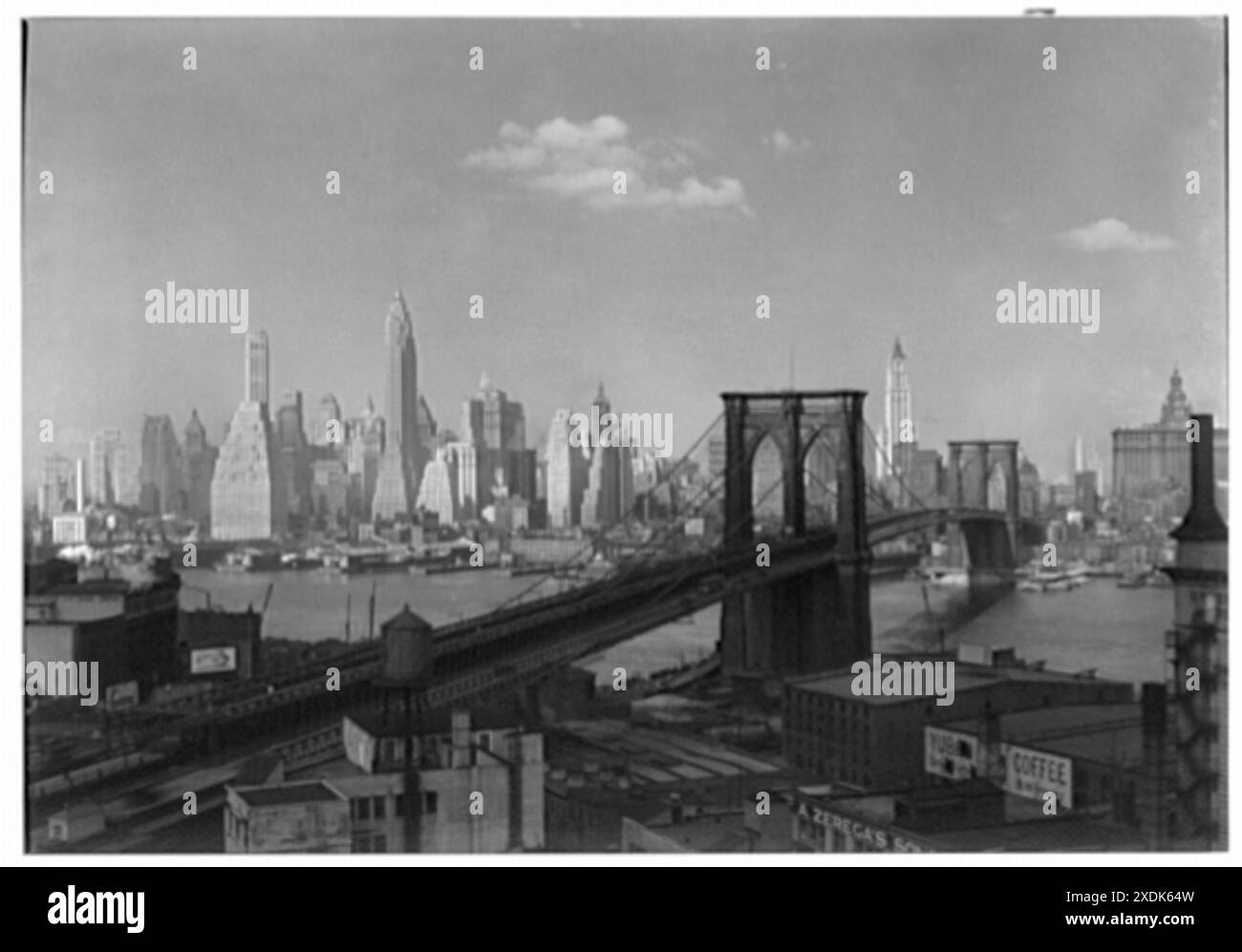 Vista sulla città di New York. Brooklyn Bridge e Lower New York, da Robert Gair Building II. Collezione Gottscho-Schleisner Foto Stock