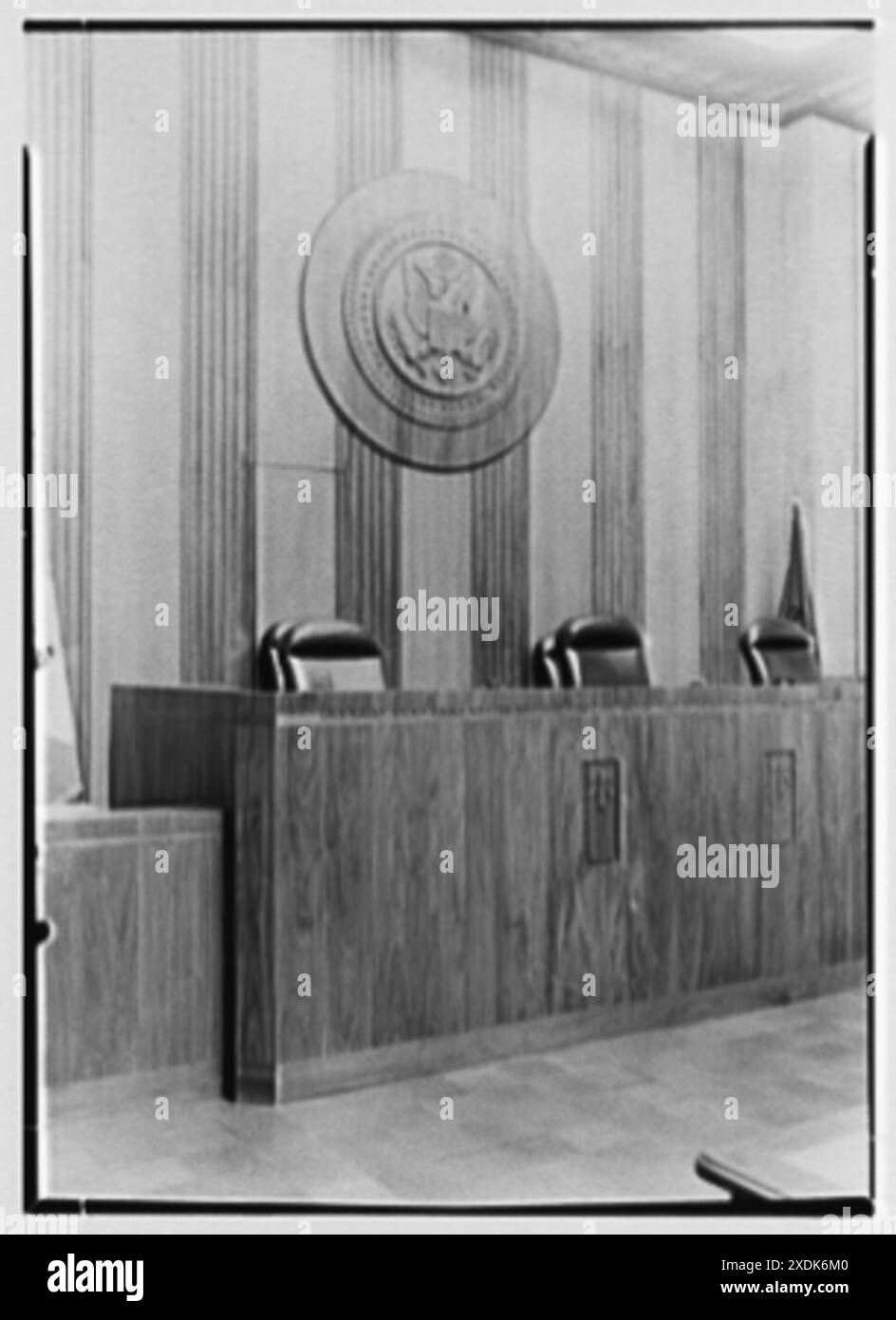 Tribunale e ufficio postale degli Stati Uniti, 9th and Chestnut Sts., Philadelphia, Pennsylvania. Tribunale, Corte d'appello del circuito, panchina e ottimo sigillo. Collezione Gottscho-Schleisner Foto Stock