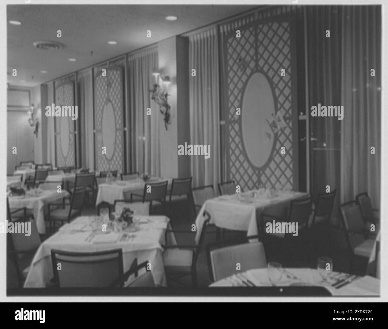 Terrace Restaurant, Fred Harvey Corp., Capital Center, Milwaukee, Wisconsin. Alle finestre della sala da pranzo. Collezione Gottscho-Schleisner Foto Stock