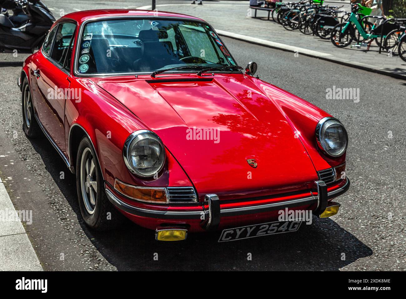 Auto Red Porsche parcheggiata in strada, Londra, Inghilterra, Regno Unito. Foto Stock