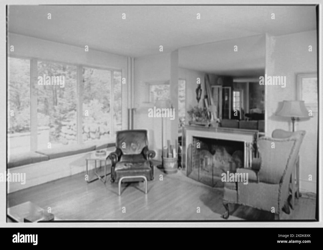 Irving Hartley, residenza su Cat Rock Rd., Cos Cob, Connecticut. Salotto con caminetto. Collezione Gottscho-Schleisner Foto Stock