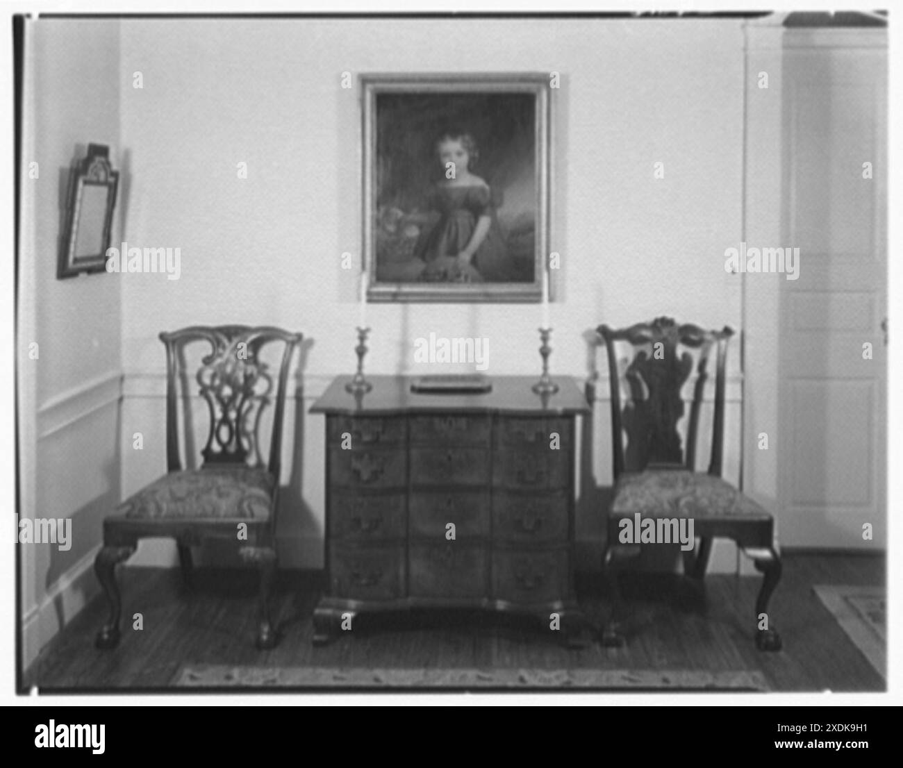 Irving S. Olds, residenza al 141 E. 72nd St., New York City. Sedie e pittura comò. Collezione Gottscho-Schleisner Foto Stock