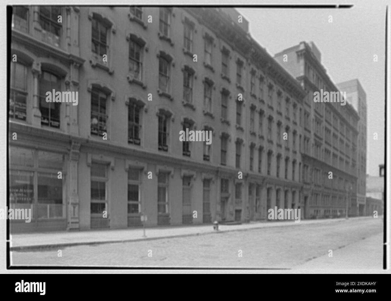 Richard Hudnut, 6th Ave., 18th-19th Sts., New York City. Esterno II. Collezione Gottscho-Schleisner Foto Stock