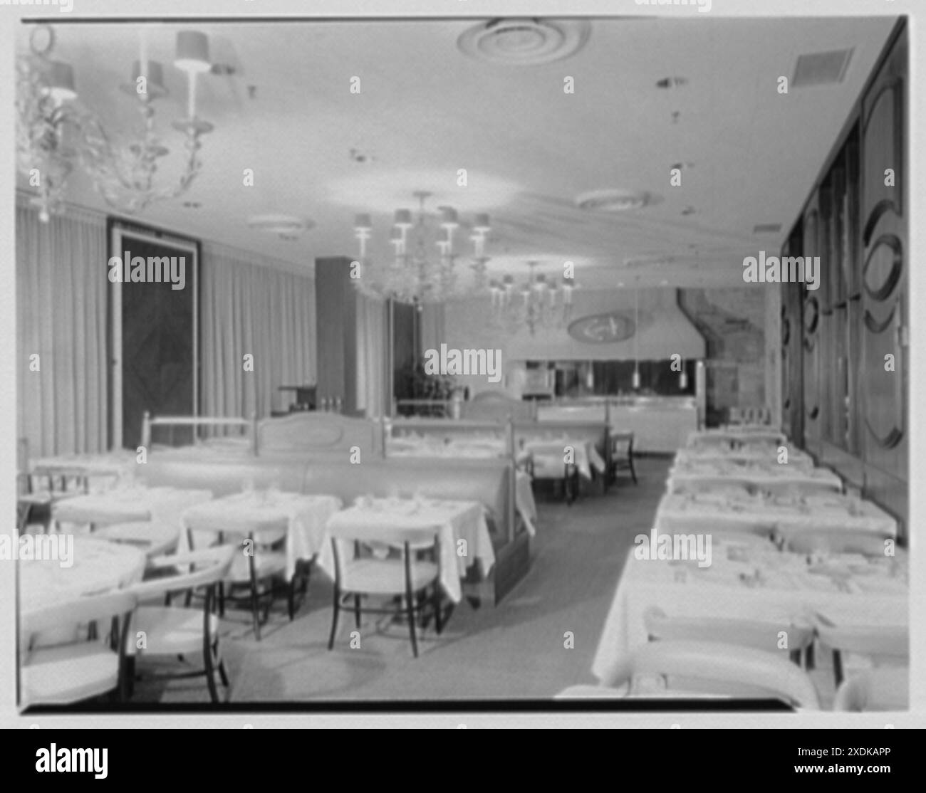 Terrace Restaurant, Fred Harvey Corp., Capital Center, Milwaukee, Wisconsin. Vista generale della camera della griglia. Collezione Gottscho-Schleisner Foto Stock