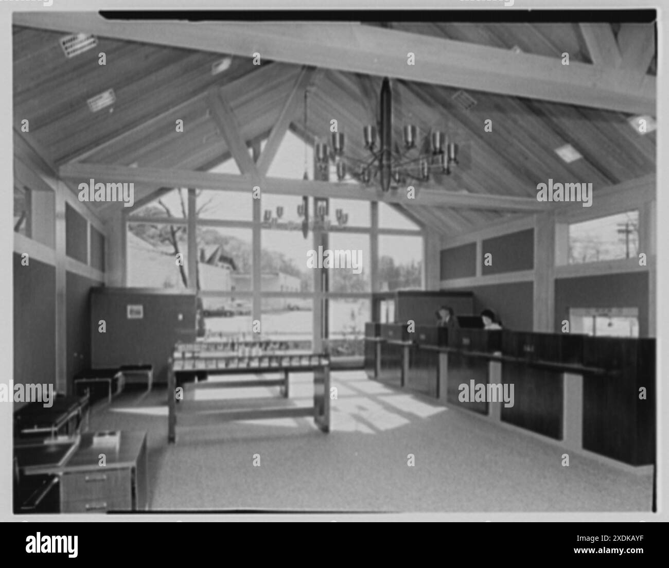 National Bank of Westchester, Mount Kisco, New York. Interno dalla parte posteriore. Collezione Gottscho-Schleisner Foto Stock National Bank of Westchester, Mount Kisco, New York. Interno dalla parte posteriore. Collezione Gottscho-Schleisner Foto Stock