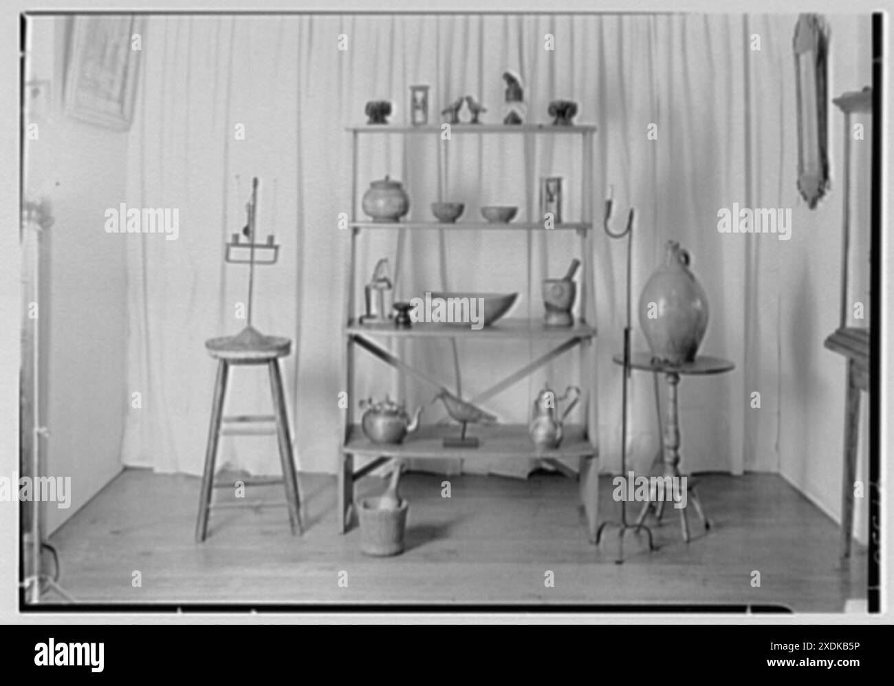 Signora Lawrence J. Ullman, affari a Tarrytown, New York. Scaffale di articoli in legno. Collezione Gottscho-Schleisner Foto Stock