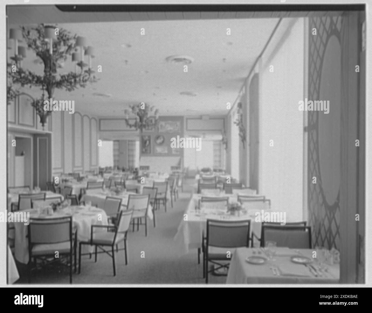 Terrace Restaurant, Fred Harvey Corp., Capital Center, Milwaukee, Wisconsin. Luce naturale, vista sulla caffetteria. Collezione Gottscho-Schleisner Foto Stock