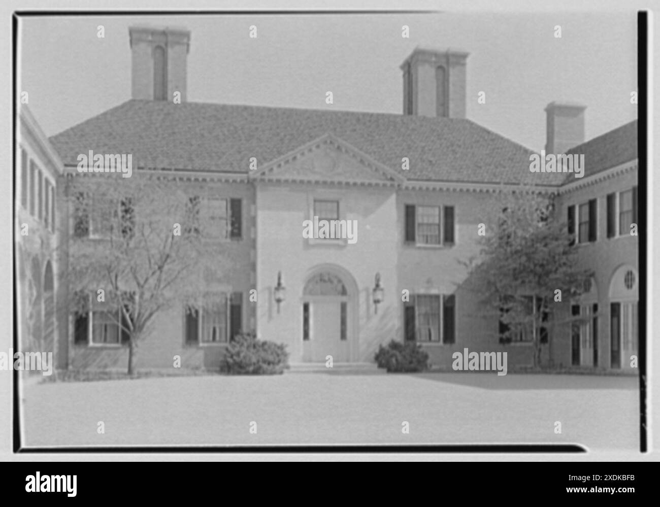 Howard Phipps, residenza a Westbury, Long Island. Facciata d'ingresso, sezione centrale. Collezione Gottscho-Schleisner Foto Stock