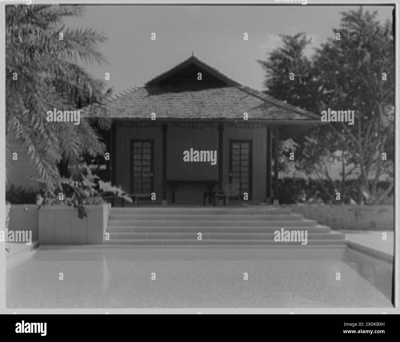 Signora Byron S. Ramsing, residenza al 232 di Emerald Ln., Palm Beach, Florida. Vista sulla casa dall'altra parte della piscina. Collezione Gottscho-Schleisner Foto Stock