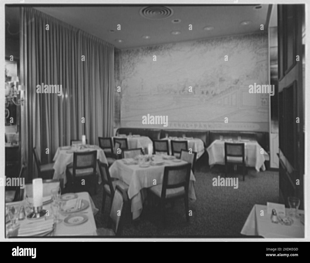 Essex House, W. 59th St., New York City. Murale sulla terrazza. Collezione Gottscho-Schleisner Foto Stock