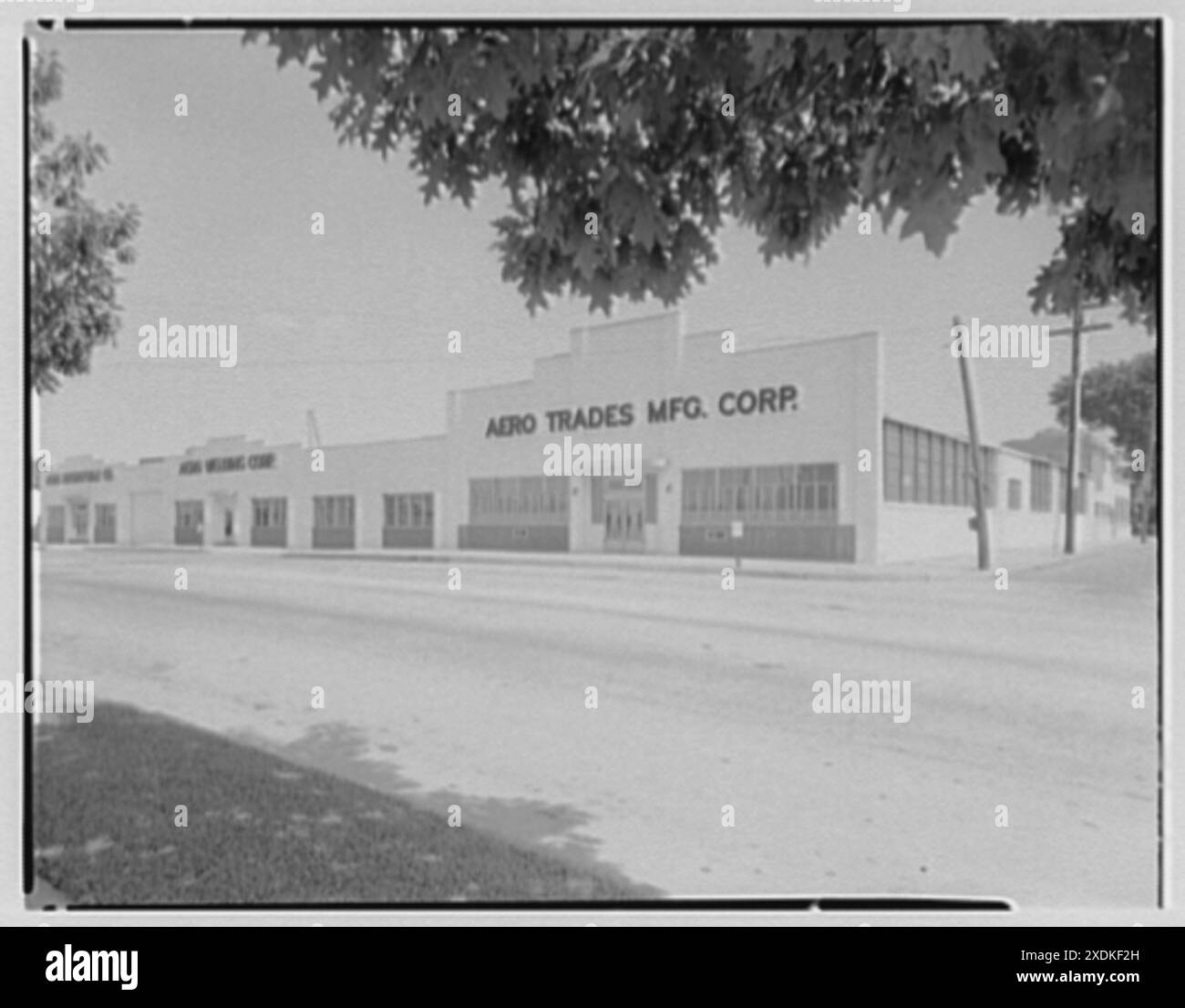 Aero Trades Mfg Corp., 65 Jericho Turnpike, Mineola, Long Island. Esterno I. Gottscho-Schleisner Collection Foto Stock