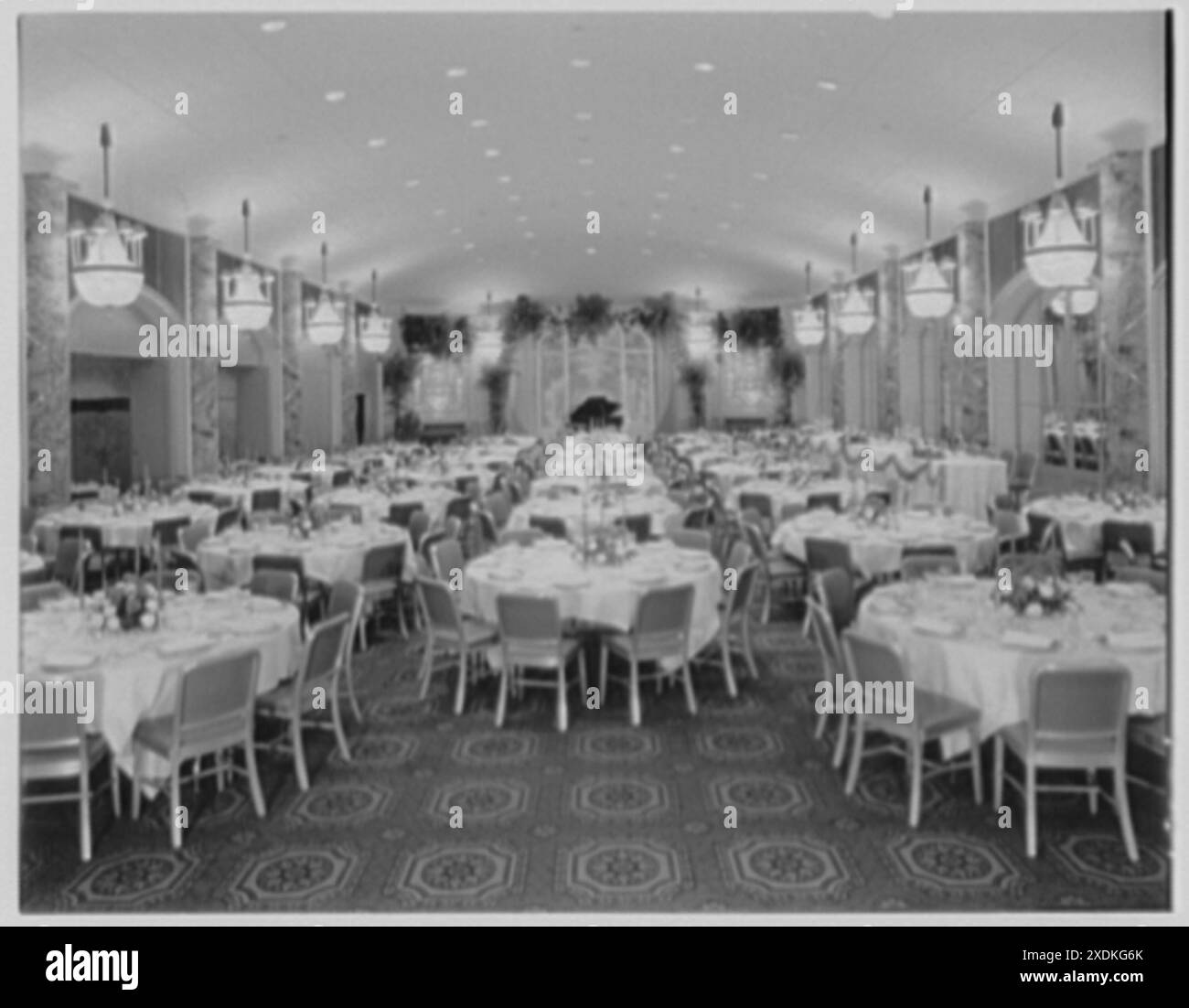 Essex House, Colonnades. Colonnati III. Collezione Gottscho-Schleisner Foto Stock