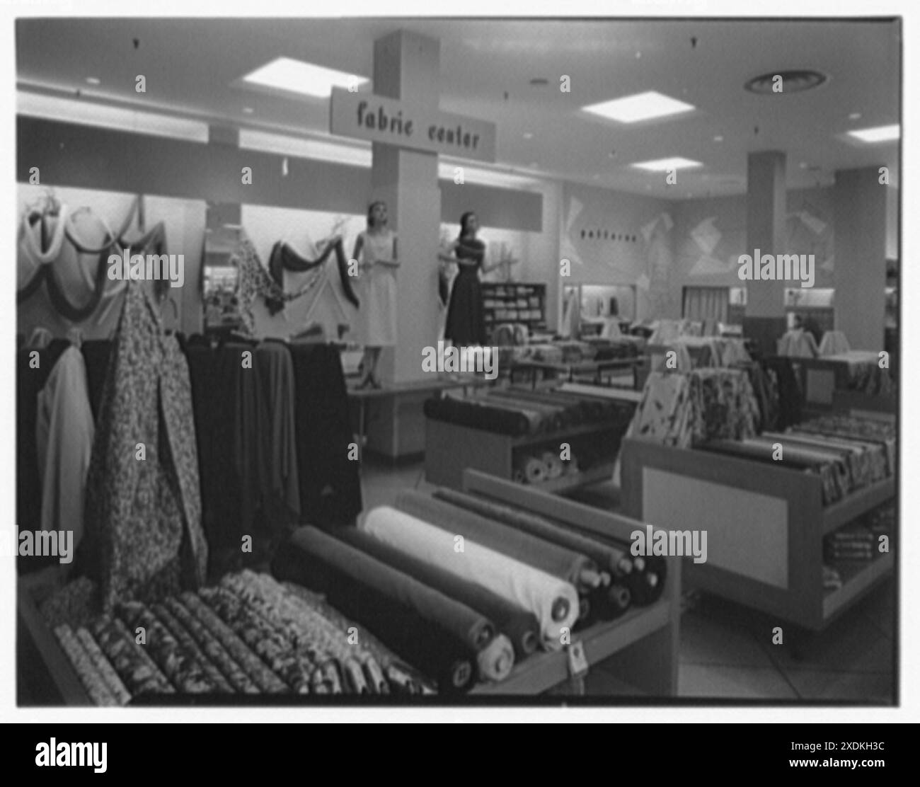 Grandi magazzini Burdine's, affari nel 163rd St. Shopping Center, Miami, Florida. Tessuti e motivi. Collezione Gottscho-Schleisner Foto Stock