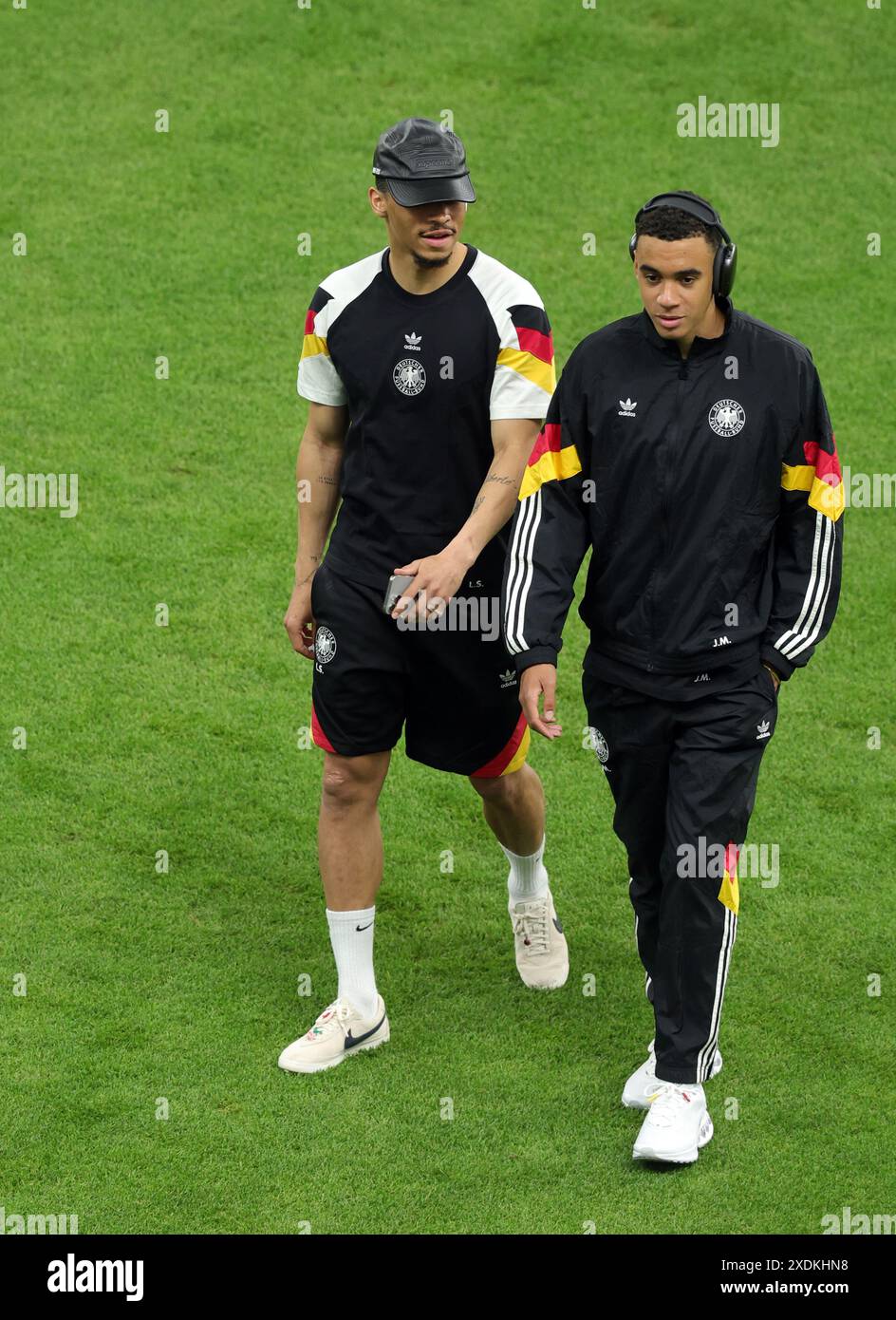 Francoforte, Germania. 23 giugno 2024. Jamal Musiala della Germania mit Leroy sane della Germania vor dem Spiel auf dem Platz UEFA EURO 2024 partita a gironi tra Svizzera e Germania all'Arena di Francoforte il 23 giugno 2024 a Francoforte, Germania. Vorrundenspiel Schweiz - Deutschland © diebilderwelt / Alamy Live News crediti: Diebilderwelt/Alamy Live News Foto Stock