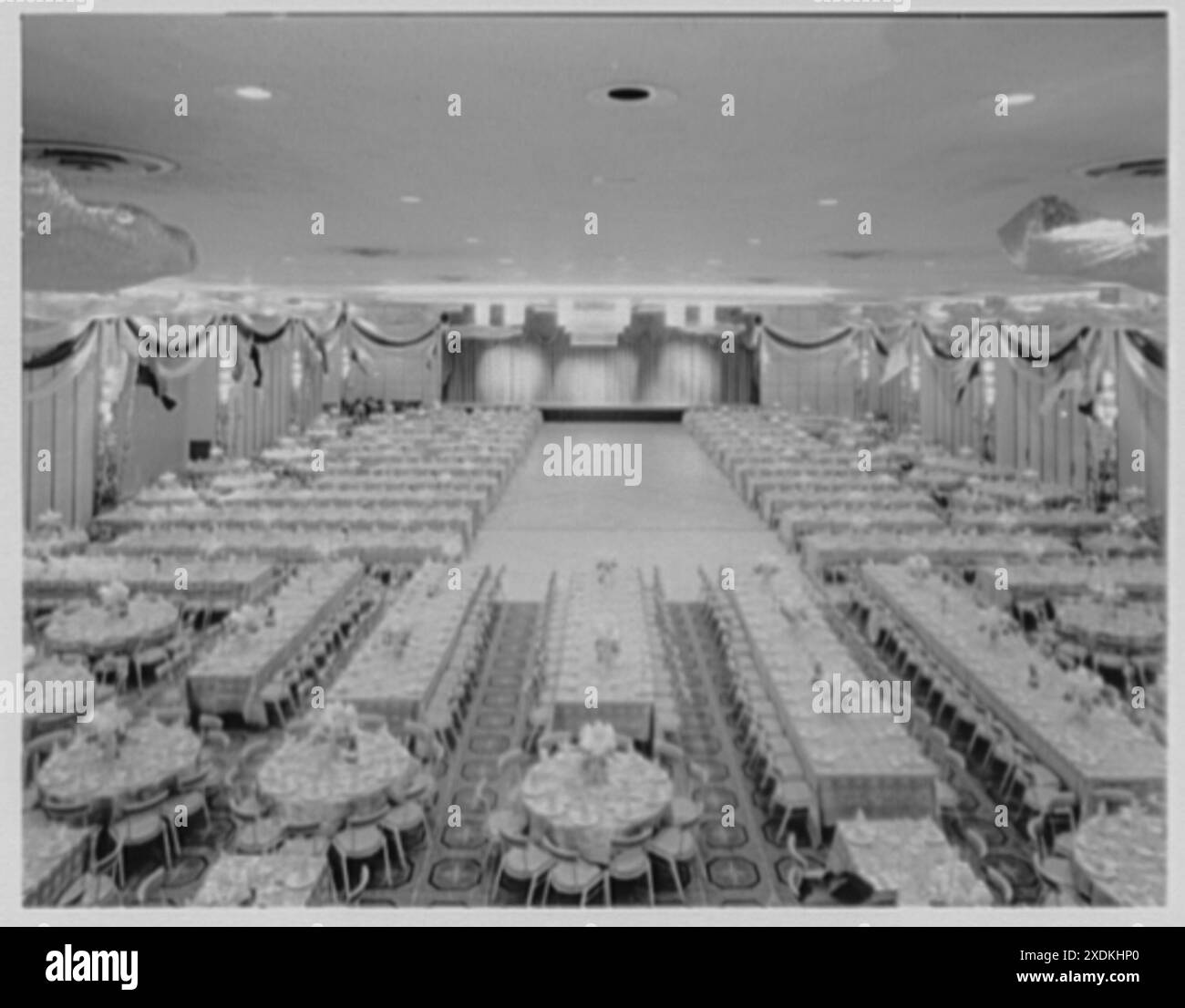 Americana Hotel, 52nd St. E 7th Ave., New York City. Imperial Ballroom, Parigi ad aprile. Collezione Gottscho-Schleisner Foto Stock