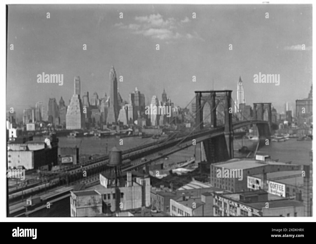 Vista sulla città di New York. Brooklyn Bridge e Lower New York, da Robert Gair Building II. Collezione Gottscho-Schleisner Foto Stock
