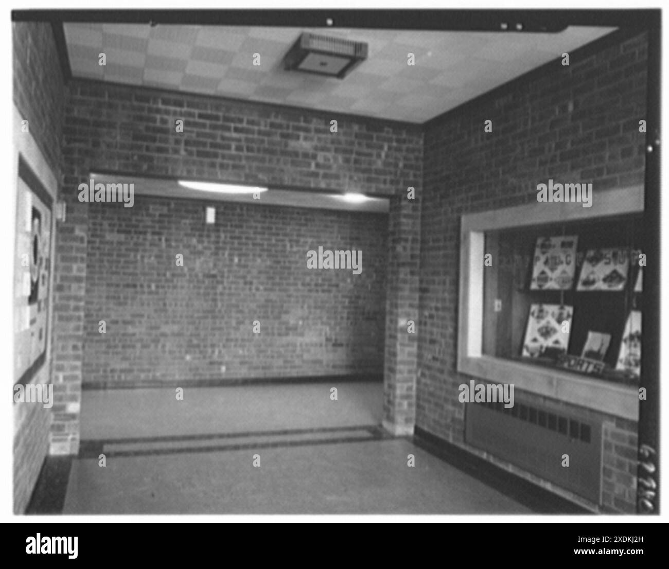 Forest Brook Elementary School, Hauppauge, Long Island. Lobby d'ingresso. Collezione Gottscho-Schleisner Foto Stock Forest Brook Elementary School, Hauppauge, Long Island. Lobby d'ingresso. Collezione Gottscho-Schleisner Foto Stock