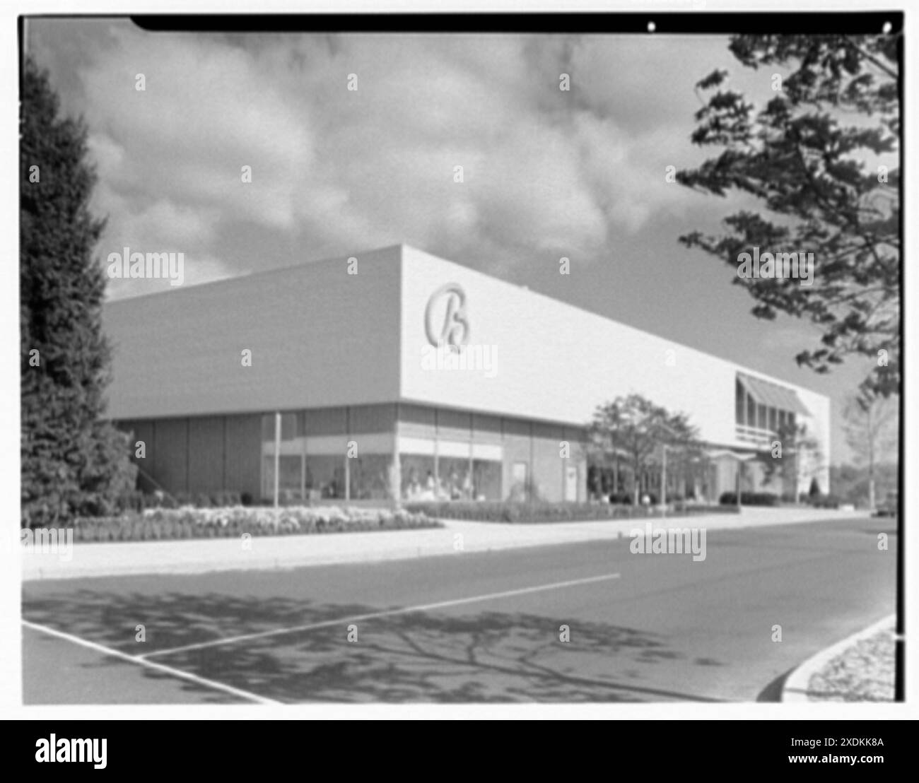 Bloomingdale, affari a Hackensack, New Jersey. Dettaglio della facciata sud. Collezione Gottscho-Schleisner Foto Stock