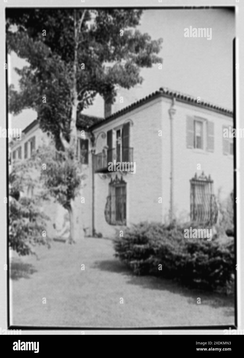 Miss Sarah D. Gardiner, residenza su Main St., East Hampton, Long Island. Facciata d'ingresso, dettagli d'angolo. Collezione Gottscho-Schleisner Foto Stock