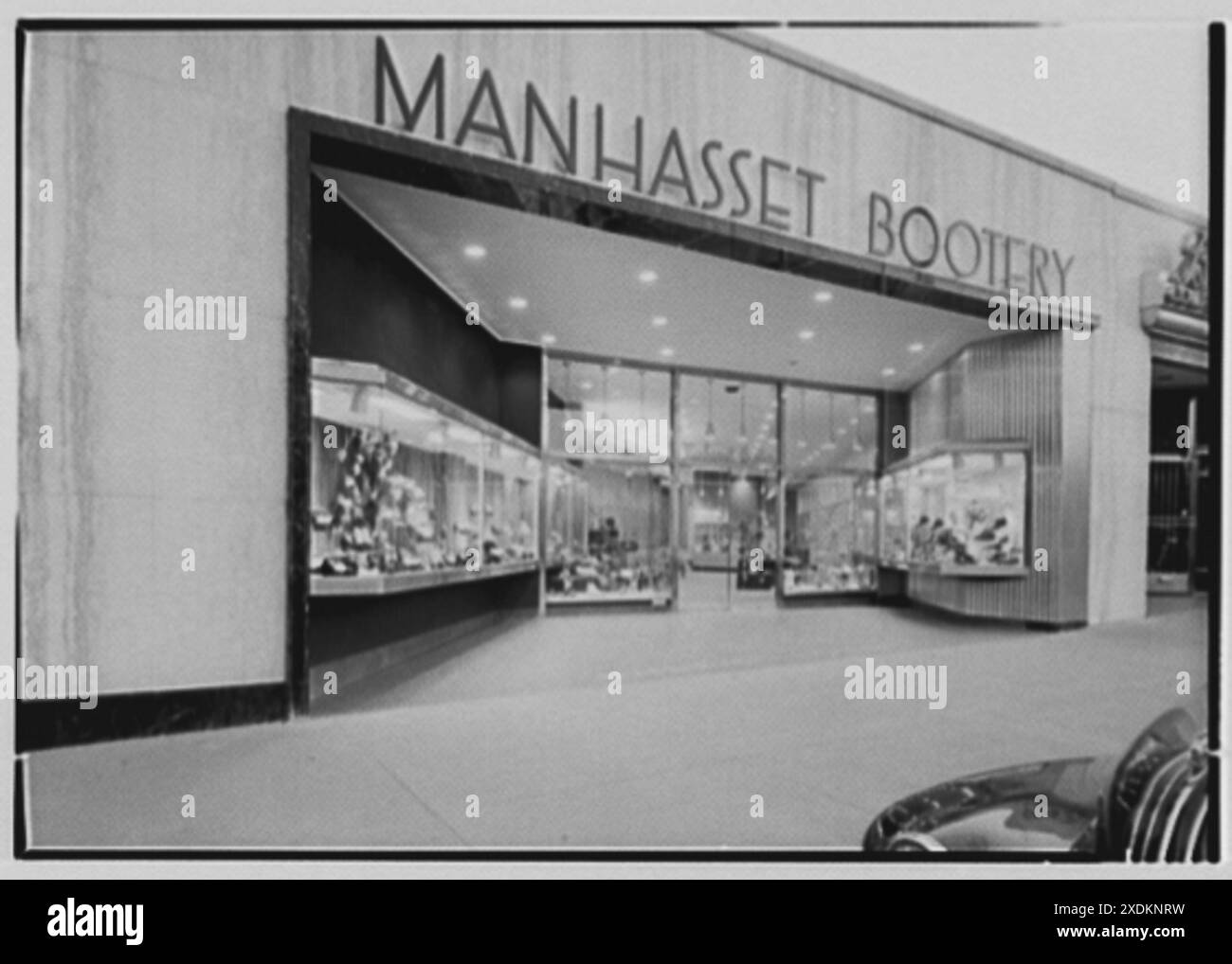 Manhasset Bootery, azienda al 505 di Plandome Rd., Manhasset, Long Island. Esterno di lato. Collezione Gottscho-Schleisner Foto Stock