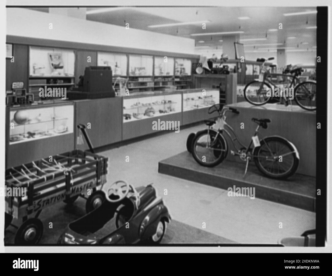 Macy's, affari in Giamaica, New York. Giocattoli per bambini. Collezione Gottscho-Schleisner Foto Stock