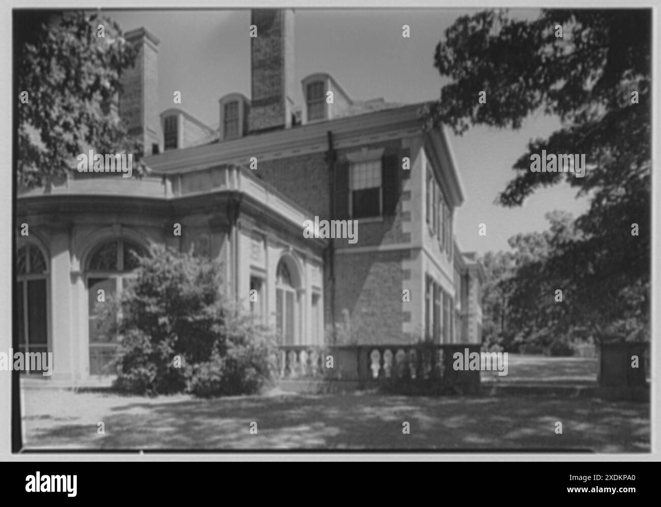 Howard C. Brokaw, residenza. Facciata posteriore, vista angolare. Collezione Gottscho-Schleisner Foto Stock