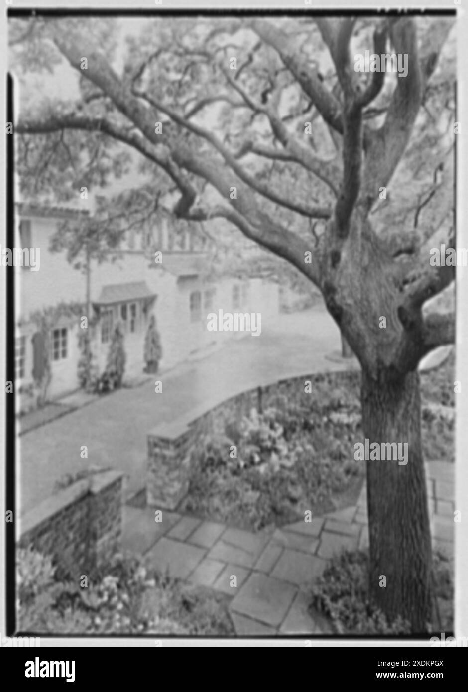 Signora Washington A. Roebling, residenza al 64 S. Battery, Charleston, South Carolina. Quarti di schiavi dal balcone, verticale I. Gottscho-Schleisner Collection Foto Stock