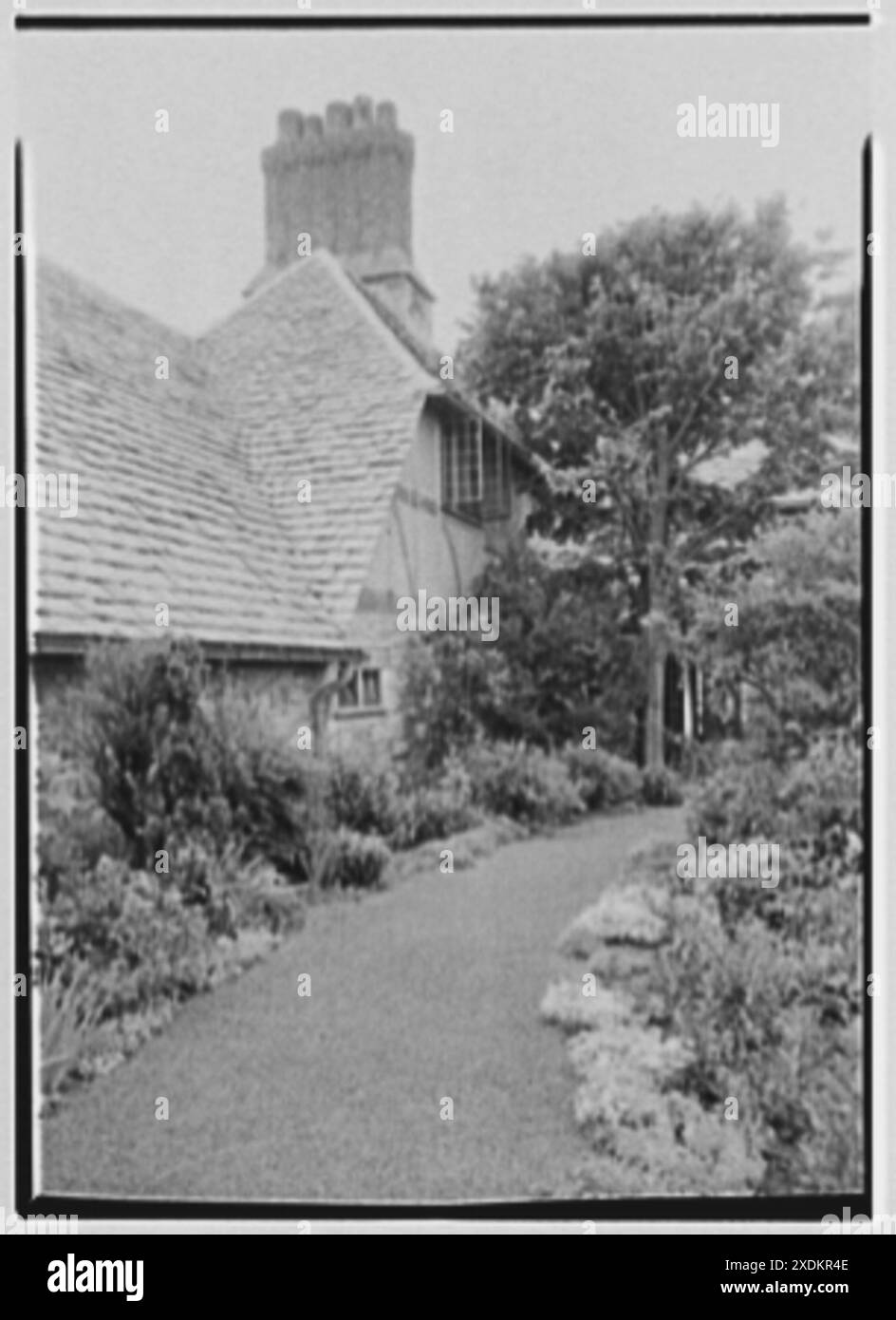 John Russell Pope, residenza a Newport, Rhode Island. Ala di servizio, camino e giardino. Collezione Gottscho-Schleisner Foto Stock
