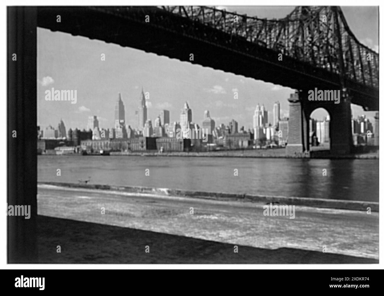 Vista sulla città di New York. Skyline di Midtown incorniciato dal Queensboro Bridge. Collezione Gottscho-Schleisner Foto Stock