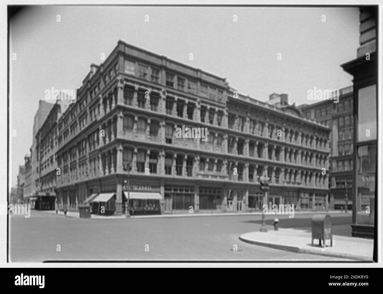 Richard Hudnut, 6th Ave., 18th-19th Sts., New York City. Esterno IV. Collezione Gottscho-Schleisner Foto Stock