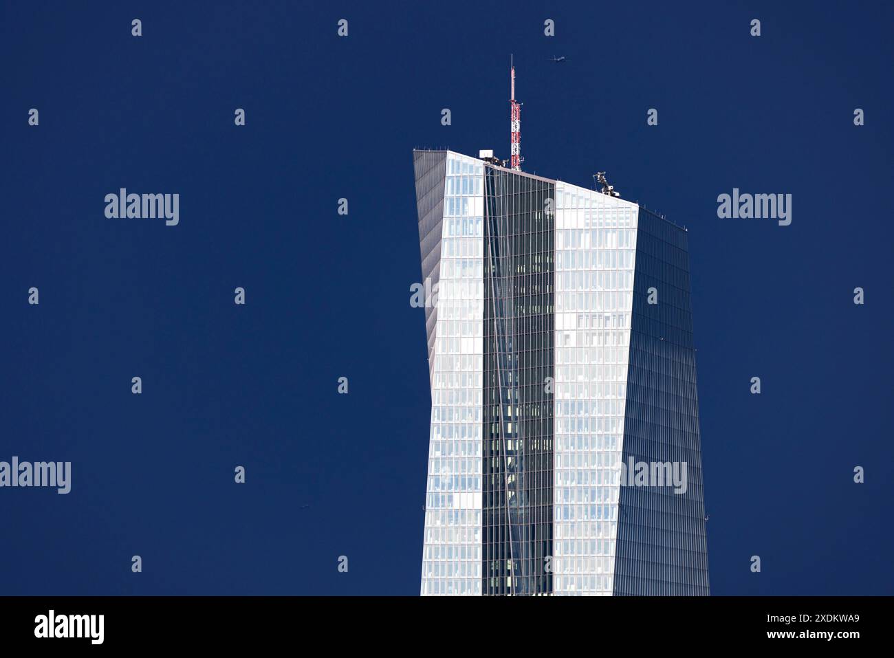 Dopo una tempesta, la facciata in vetro della Banca centrale europea (BCE) splende alla luce del sole, Francoforte sul meno, Assia, Germania Foto Stock