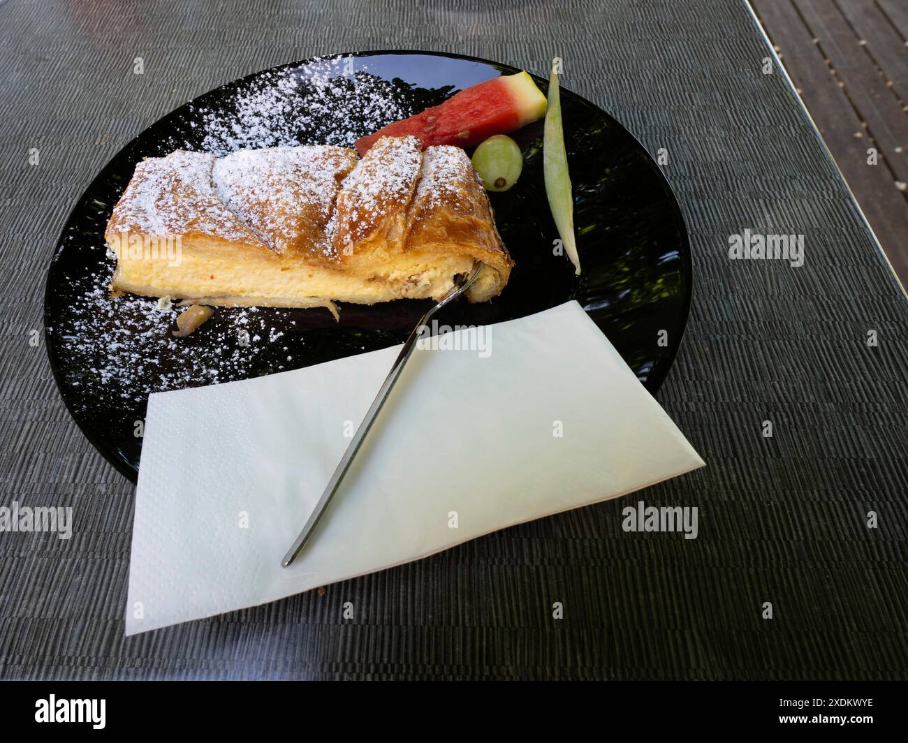 Strudel di formaggio a cagliata servito in modo appetibile, Vorau, Stiria, Austria Foto Stock