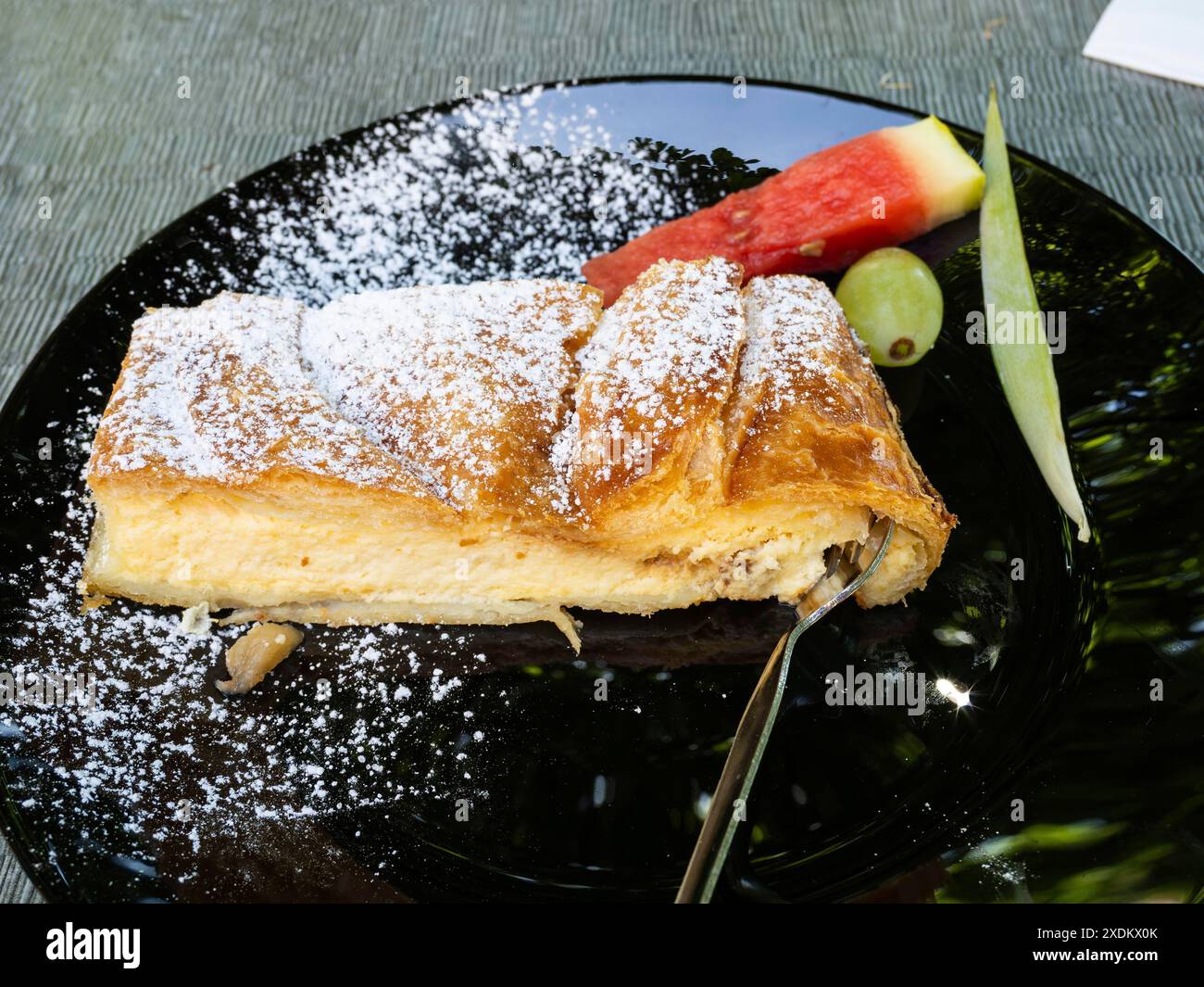 Strudel di formaggio a cagliata servito in modo appetibile, Vorau, Stiria, Austria Foto Stock