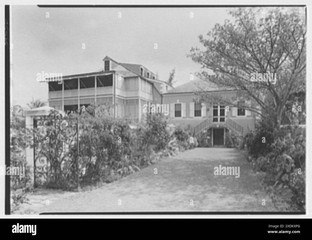 Arthur S. Vernay, residenza a Los Cayos, Nassau, Bahamas. Casa dal giardino recintato. Collezione Gottscho-Schleisner Foto Stock
