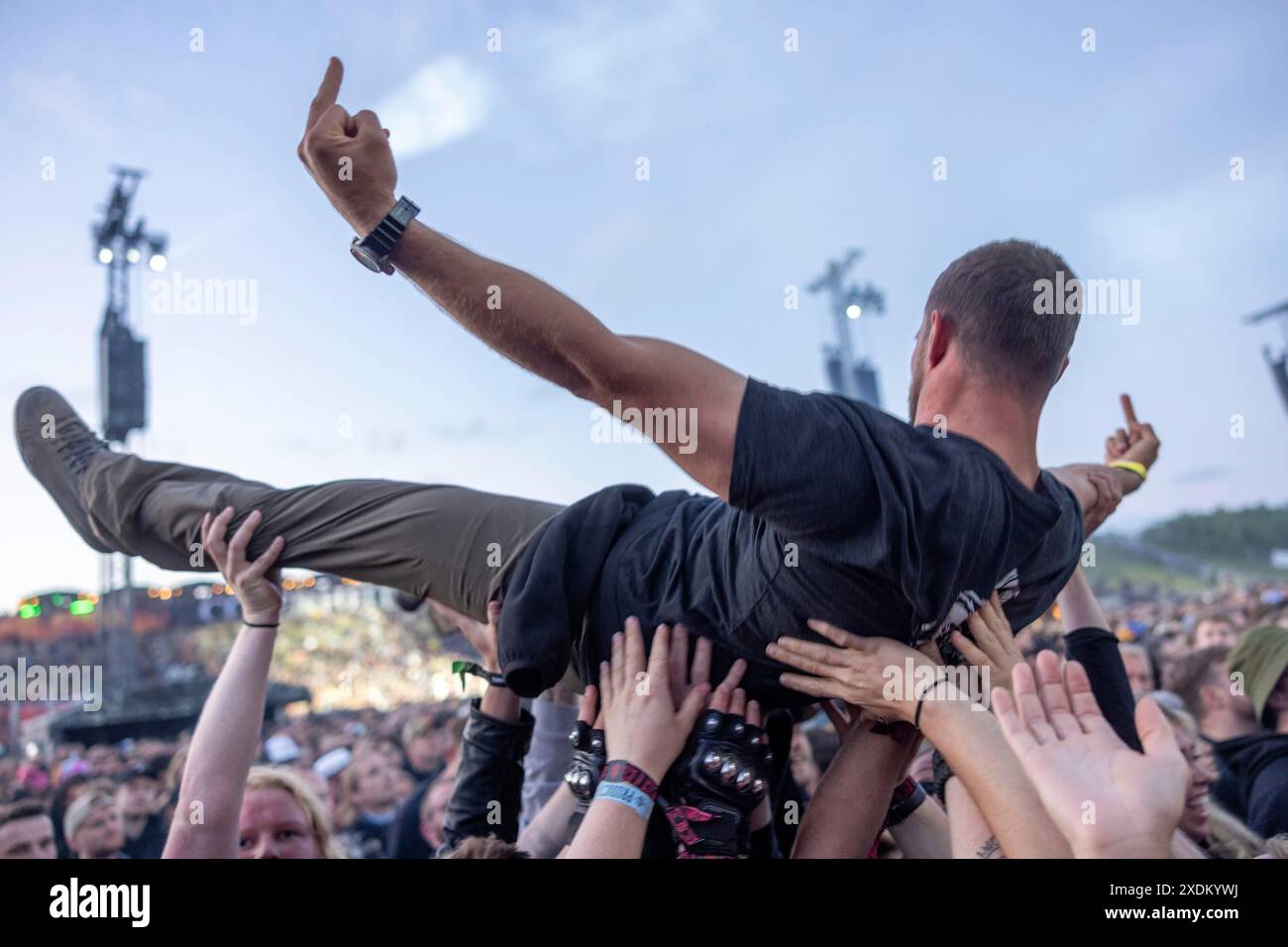 Copenhagen, Danimarca - 19.6,2024: Crowdsurfing dei Festivalgoers al Copenhell Metal Festival al Kloverparken Camping Copenhagen, Danimarca. Il Foto Stock