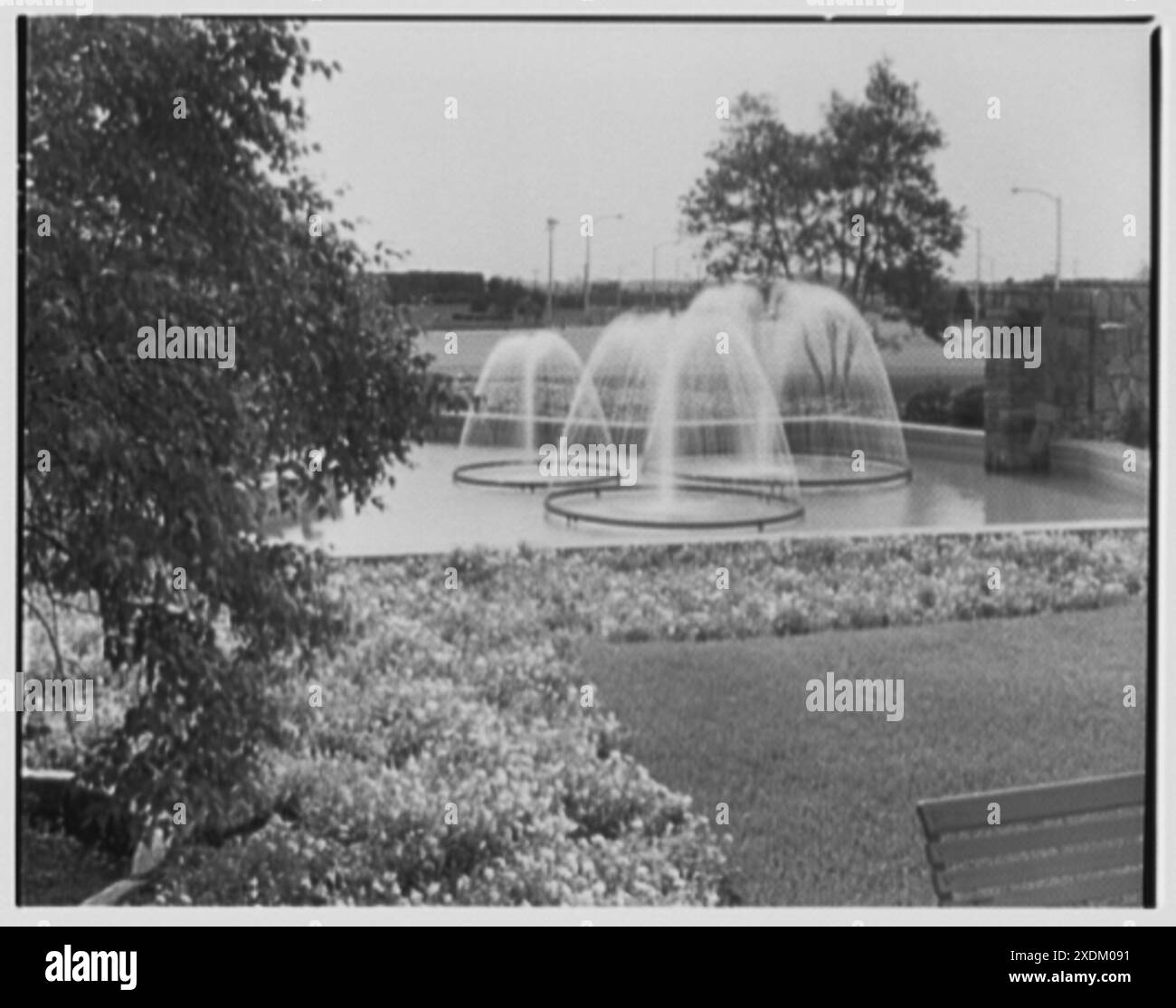 Circuito Roosevelt, Westbury, Long Island. Fontane contro la luce Collezione I. Gottscho-Schleisner Foto Stock