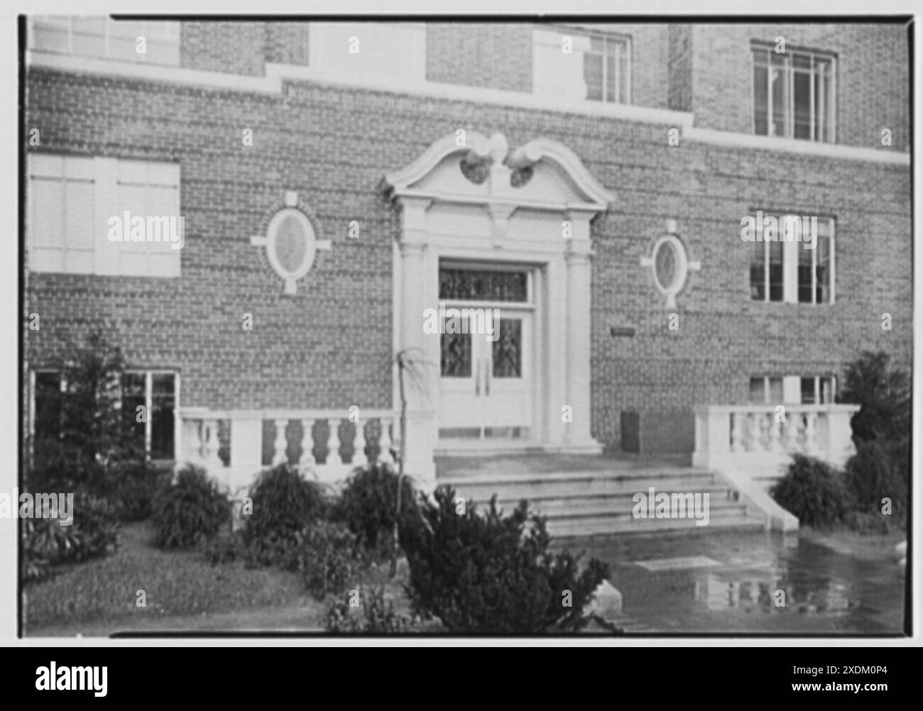Nathan Hale Apartment, Forest Hills, New York. Dettagli ingresso. Collezione Gottscho-Schleisner Foto Stock