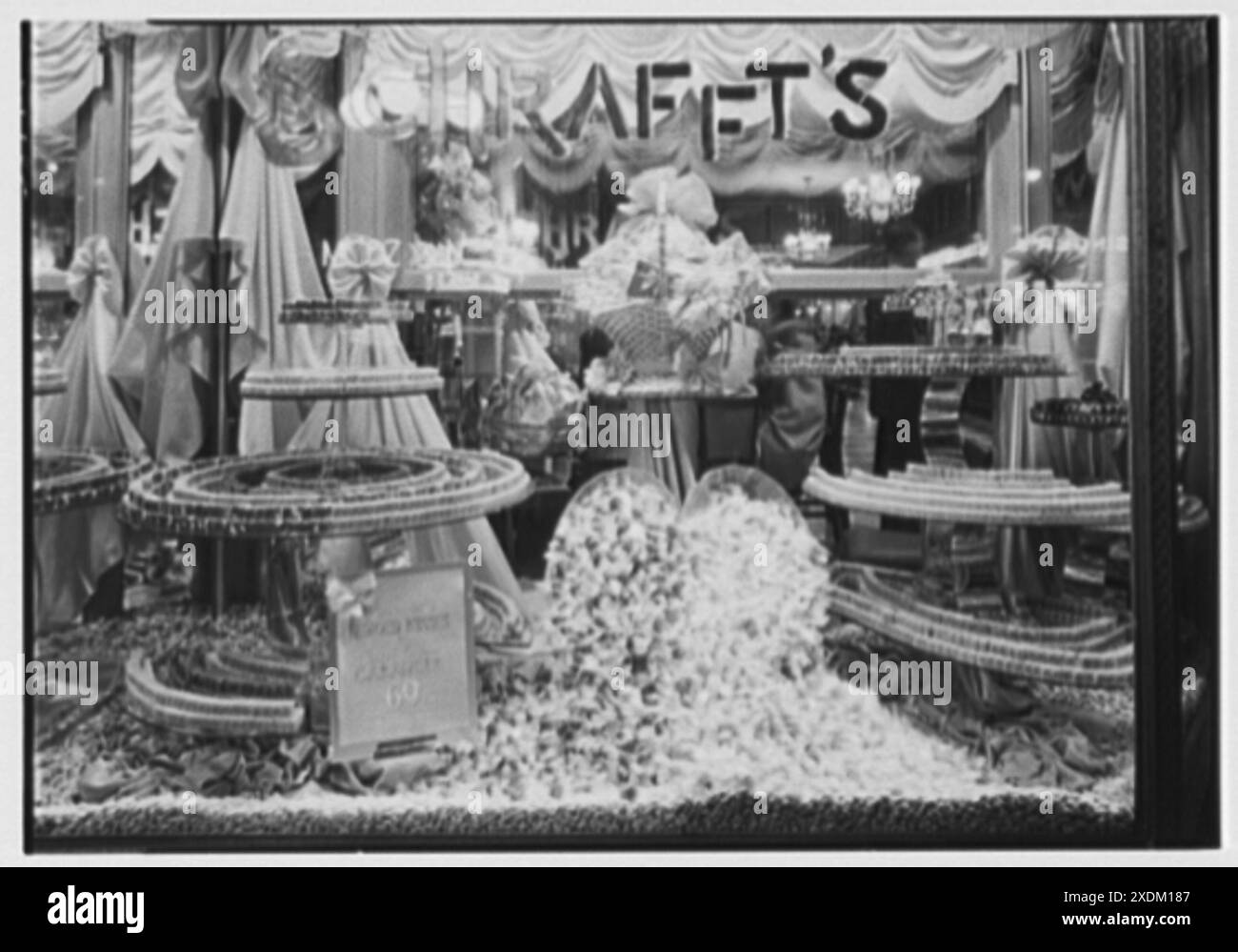 Schrafft, Fordham Rd., New York. Finestra dello spettacolo di caramelle. Collezione Gottscho-Schleisner Foto Stock