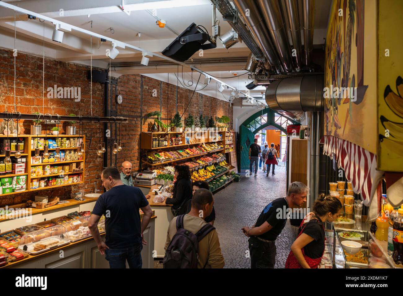 Specialità culinarie internazionali nel mercato coperto di Friburgo, nella storica città vecchia di Friburgo in Breisgau, Baden-Wuerttemberg, Germania Foto Stock