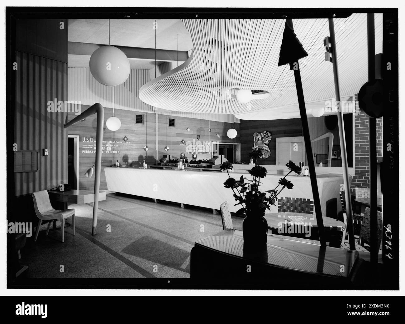 Harrisburg U.S.O., Penn Station, Harrisburg, Pennsylvania. Interni generici, dall'ingresso, luci superiori accese. Collezione Gottscho-Schleisner Foto Stock