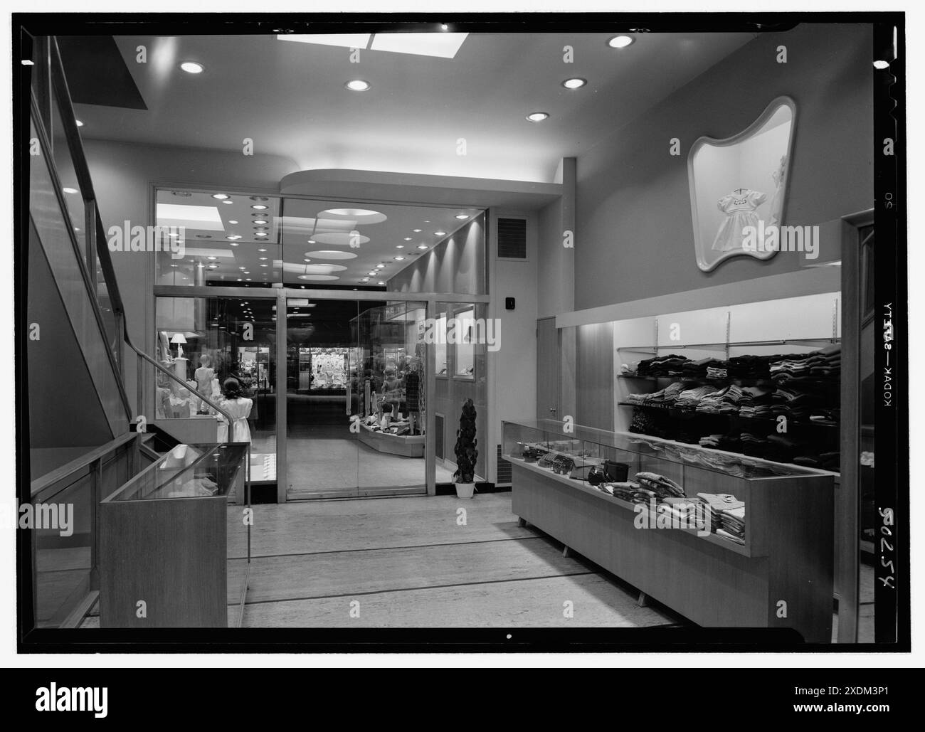 Kartch's, affari su Main St., Paterson, New Jersey. Guardando all'entrata dalla cassa. Collezione Gottscho-Schleisner Foto Stock