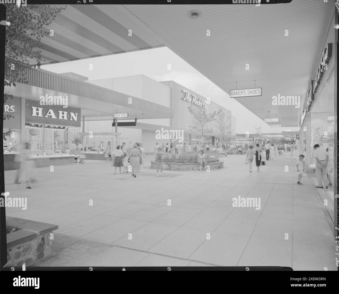 Prince George Plaza, Hyattsville, Maryland. Vista notturna. Collezione Gottscho-Schleisner Foto Stock