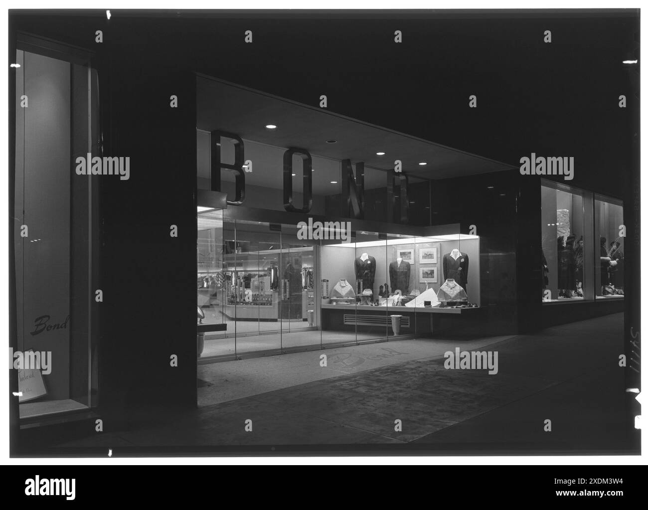 Bond's, affari alla 5th Avenue e alla 35th St., New York City. Esterno notturno, 5th Avenue. Collezione Gottscho-Schleisner Foto Stock