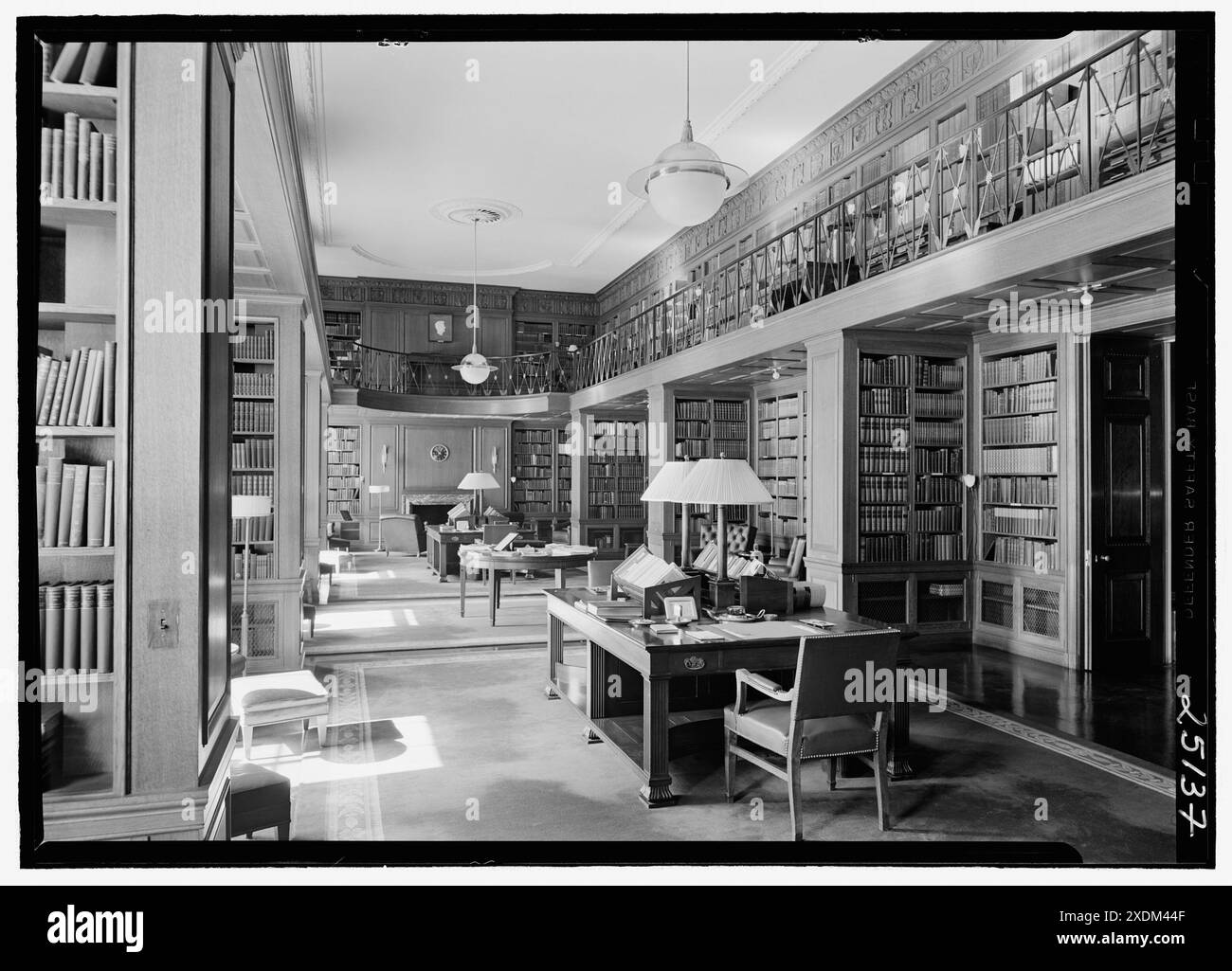 Union Club, 701 Park Ave., New York City. Libreria, vista generale. Collezione Gottscho-Schleisner Foto Stock