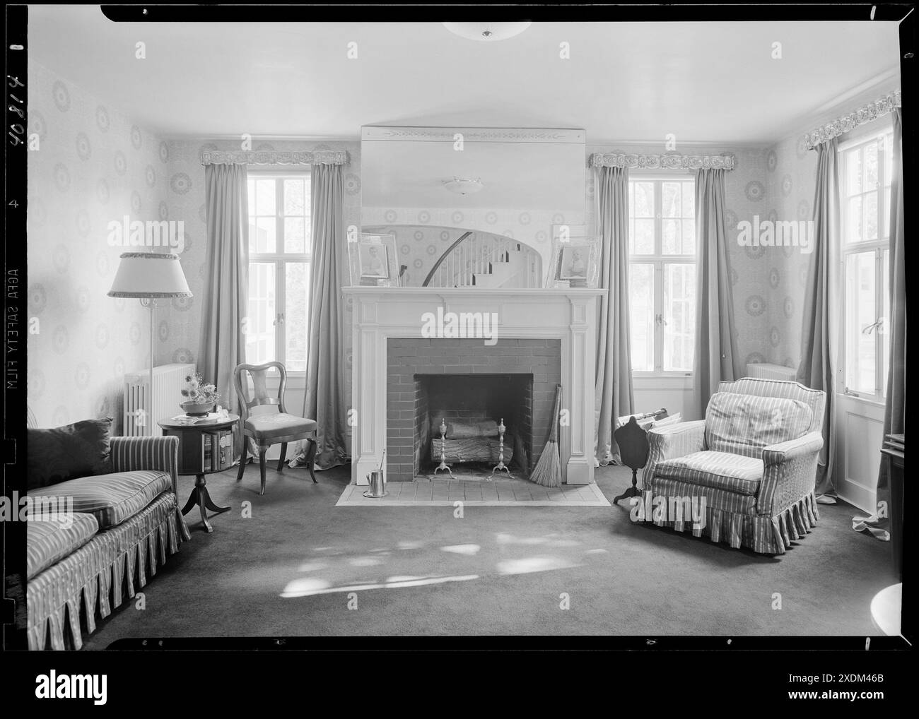 Dr. E. Hall Kline, residenza a N. Broadway, Nyack, New York. Soggiorno, caminetto. Collezione Gottscho-Schleisner Foto Stock