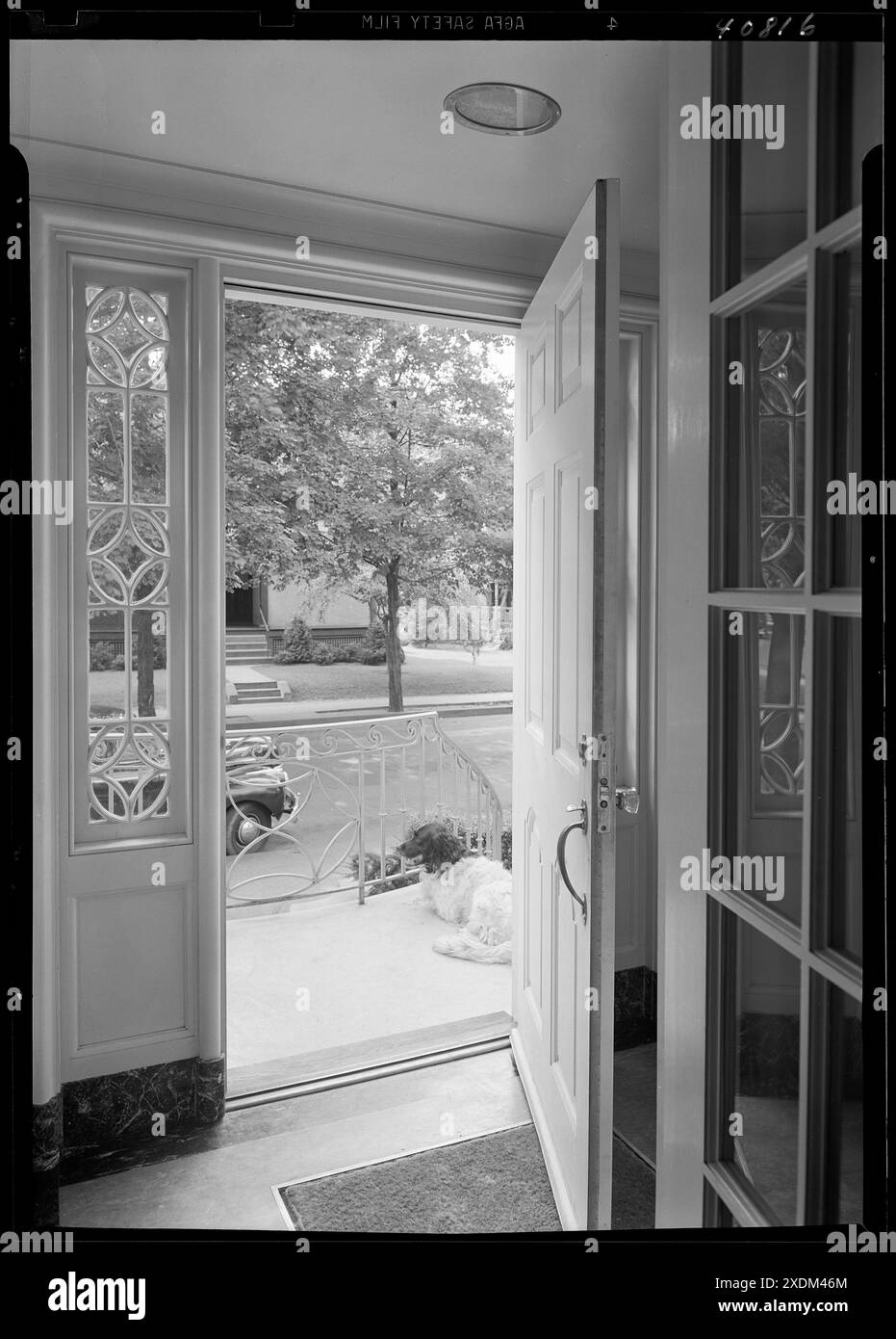 Dr. E. Hall Kline, residenza a N. Broadway, Nyack, New York. Vista dalla porta anteriore. Collezione Gottscho-Schleisner Foto Stock