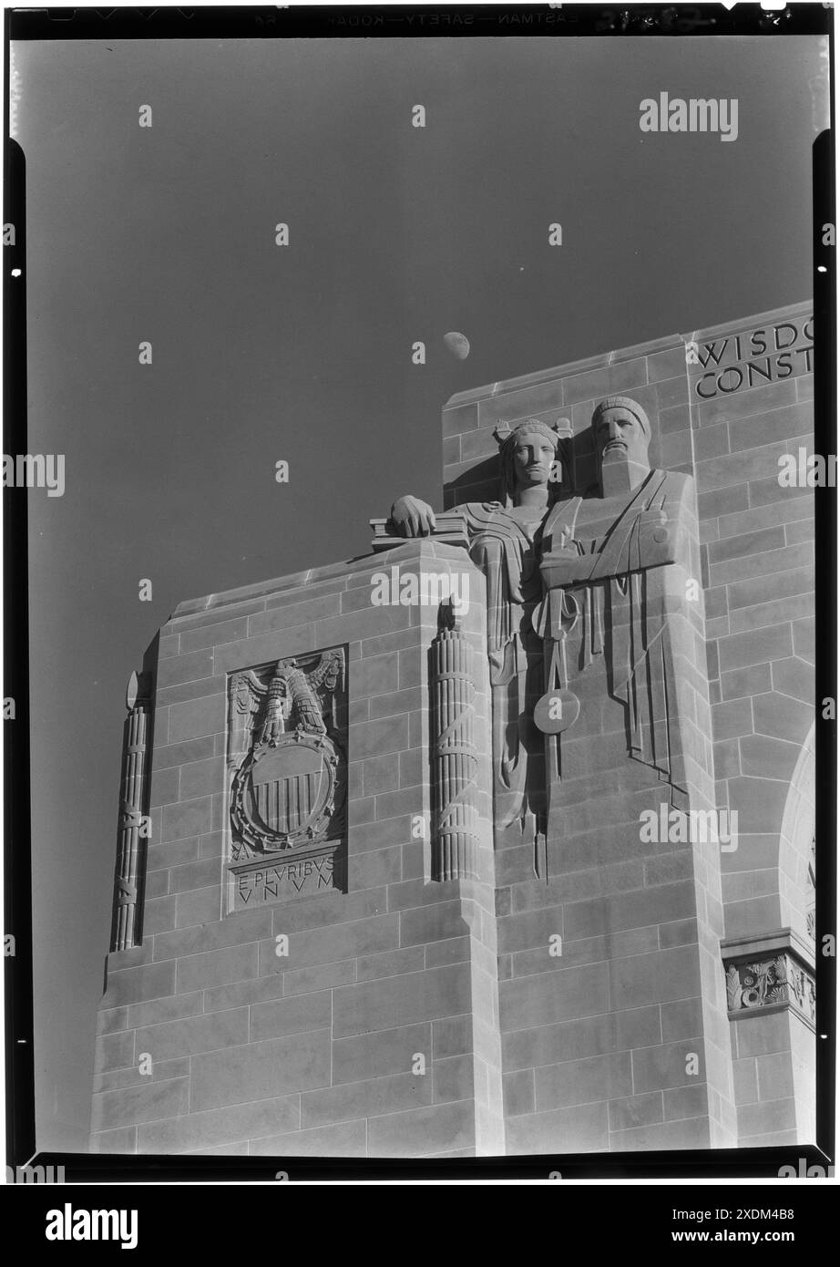 Campidoglio del Nebraska, Lincoln, Nebraska. Facciata nord, dettagli, figure a sinistra e sigillo, pomeriggio. Collezione Gottscho-Schleisner Foto Stock