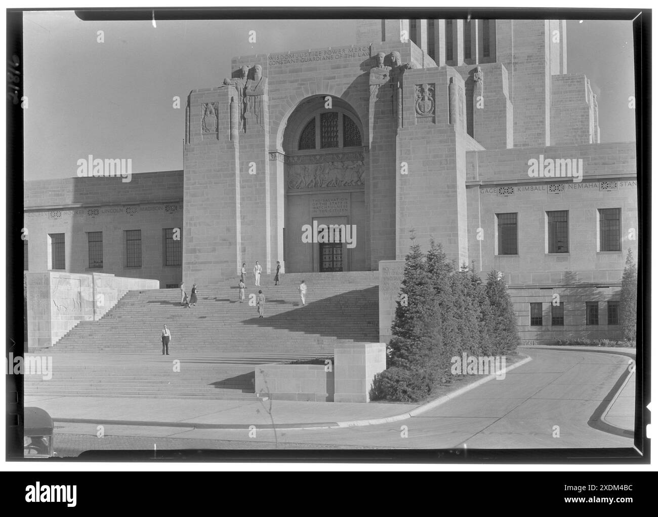 Campidoglio del Nebraska, Lincoln, Nebraska. Ingresso principale e scalini, da destra. Collezione Gottscho-Schleisner Foto Stock