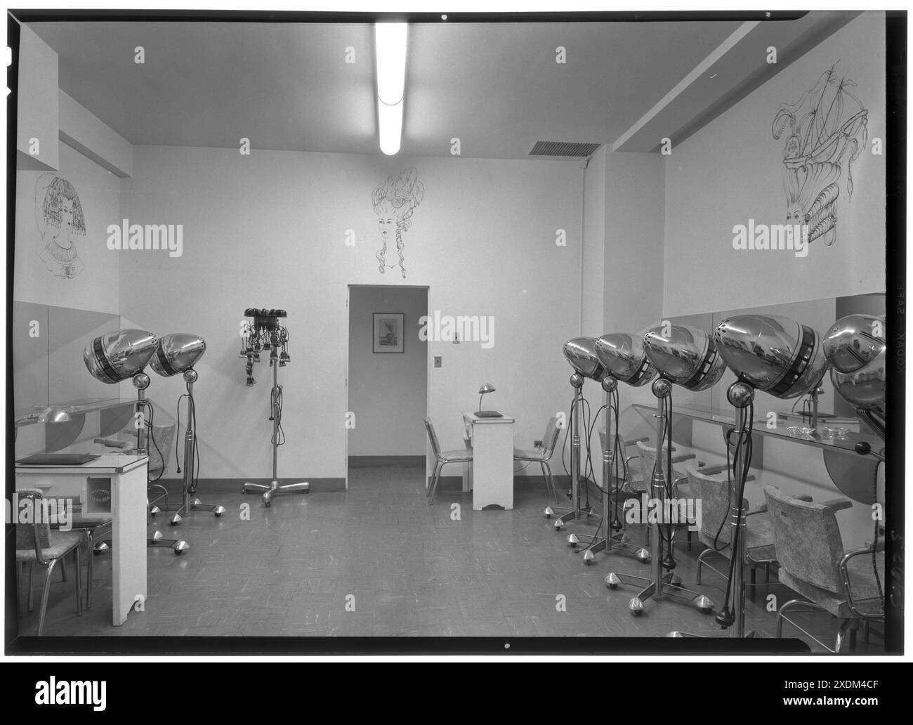 Helena Rubinstein, affari al 655 5th Ave., New York, New York. Camera per lo styling dei capelli. Collezione Gottscho-Schleisner Foto Stock