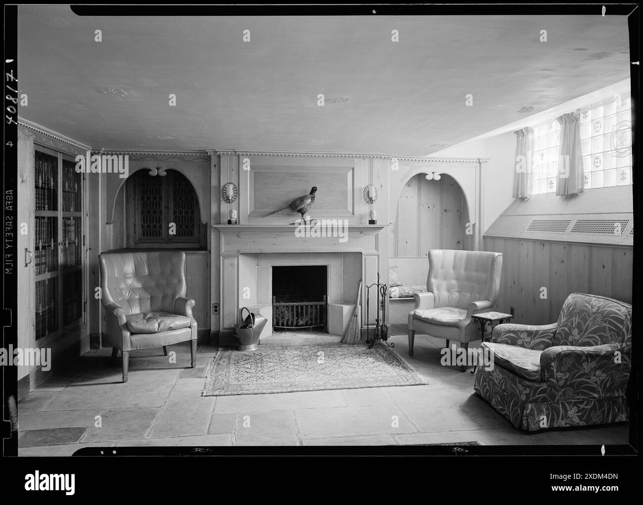 Dr. E. Hall Kline, residenza a N. Broadway, Nyack, New York. Sala giochi, al caminetto. Collezione Gottscho-Schleisner Foto Stock